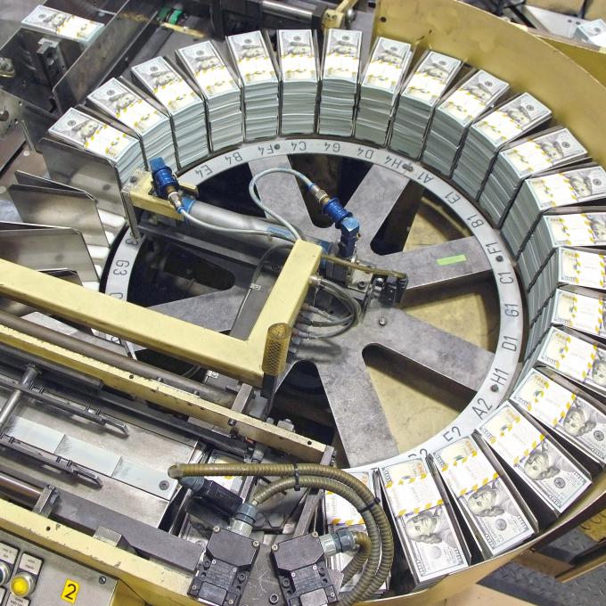 El sesenta por ciento del papel moneda de Estados Unidos se imprime en las instalaciones de la Bureau of Engraving and Printing de Estados Unidos, en Fort Worth. El sesenta por ciento del papel moneda de Estados Unidos se imprime en las instalaciones de la Bureau of Engraving and Printing de Estados Unidos, en Fort Worth.