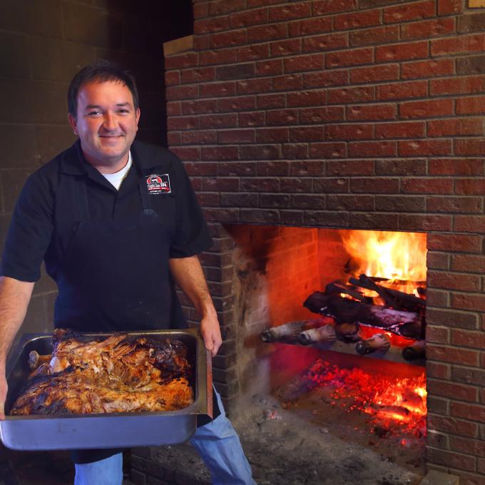 Listos para disfrutar el fuego en Skylight Inn BBQ Listos para disfrutar el fuego en Skylight Inn BBQ