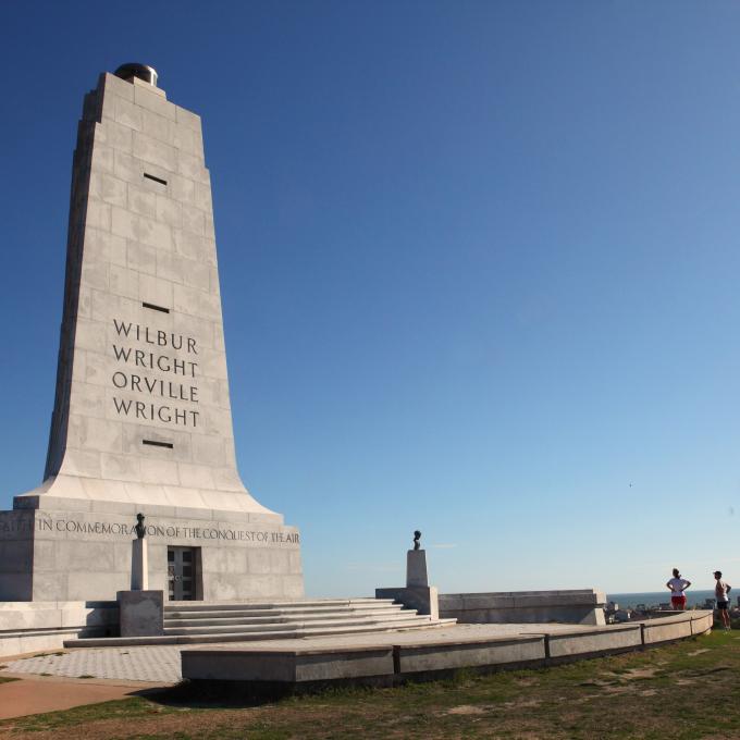 El Wright Brothers Memorial se alza hacia el cielo El Wright Brothers Memorial se alza hacia el cielo