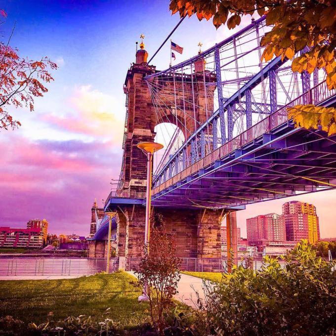 Beautiful view of the Roebling Bridge connecting Cincinnati, Ohio, and Northern Kentucky Beautiful view of the Roebling Bridge connecting Cincinnati, Ohio, and Northern Kentucky