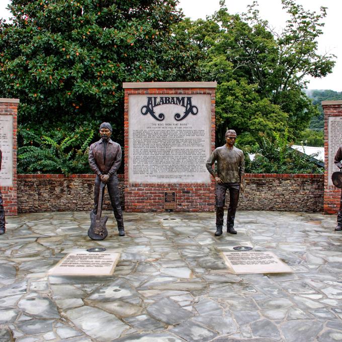 Estatuas de bronce de la banda Alabama en City Park, en su ciudad natal de Fort Payne Estatuas de bronce de la banda Alabama en City Park, en su ciudad natal de Fort Payne