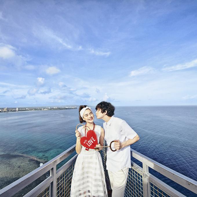 A couple posing at Two Lovers Point A couple posing at Two Lovers Point