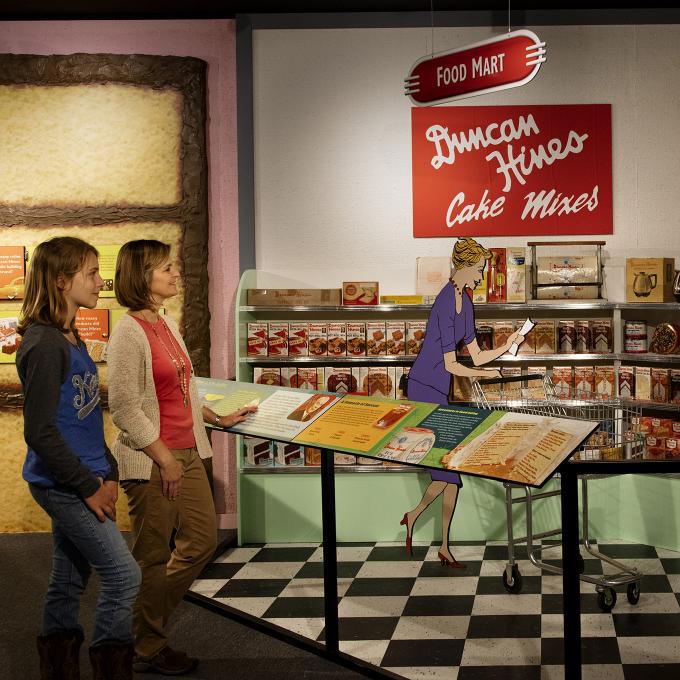 Duncan Hines, founder of a popular U.S. food brand, was born in Bowling Green. Duncan Hines, founder of a popular U.S. food brand, was born in Bowling Green.