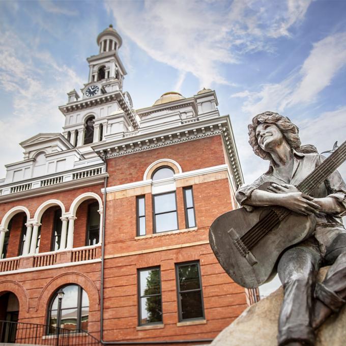 The Dolly Parton statue in downtown Sevierville, Tennessee The Dolly Parton statue in downtown Sevierville, Tennessee