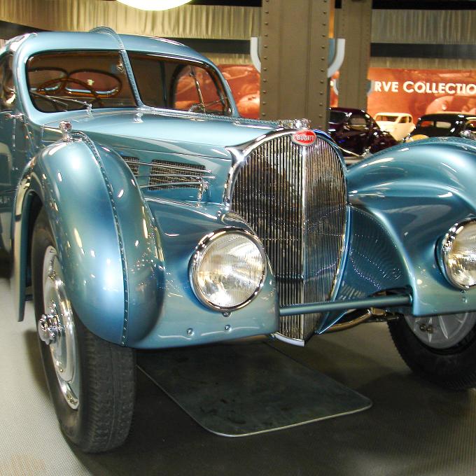 Un 1936 Bugatti Type 57SC Atlantic exhibido en el museo Mullin Automotive Museum en Oxnard, California Un 1936 Bugatti Type 57SC Atlantic exhibido en el museo Mullin Automotive Museum en Oxnard, California