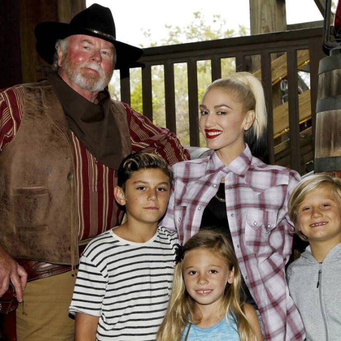 Gwen Stefani posing with kids and a theme park actor at Knott's Berry Farm in Buena Park, California Gwen Stefani posing with kids and a theme park actor at Knott's Berry Farm in Buena Park, California