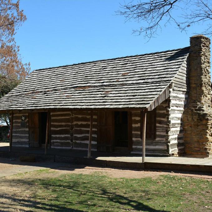 El exterior de la histórica Torian Log Cabin en Grapevine, Texas El exterior de la histórica Torian Log Cabin en Grapevine, Texas