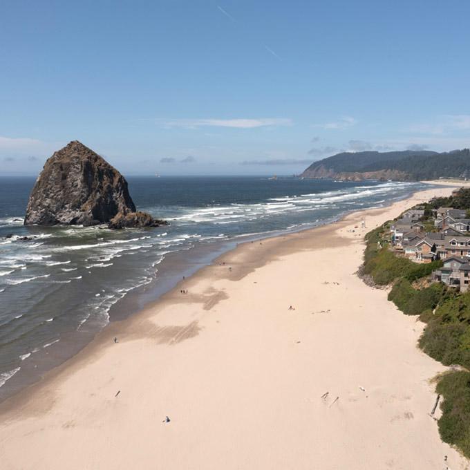 Haystack Rock in Cannon Beach, Oregon Haystack Rock in Cannon Beach, Oregon