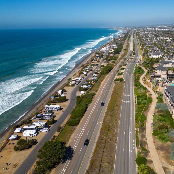 カリフォルニア州カールスバッドのビーチ上空からの眺め カリフォルニア州カールスバッドのビーチ上空からの眺め