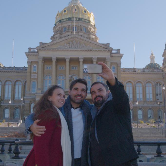 Taking a selfie with the state capitol building in Des Moines, Iowa