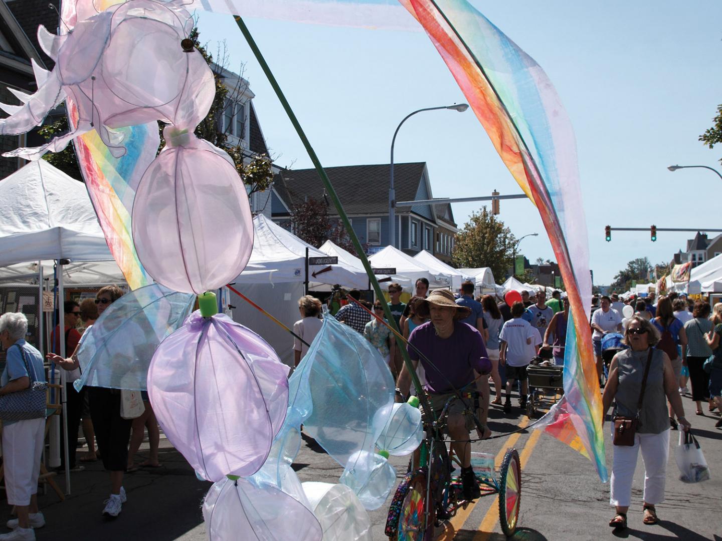 Farbenfrohes Umzugsfahrrad beim Elmwood Avenue Festival of the Arts Farbenfrohes Umzugsfahrrad beim Elmwood Avenue Festival of the Arts
