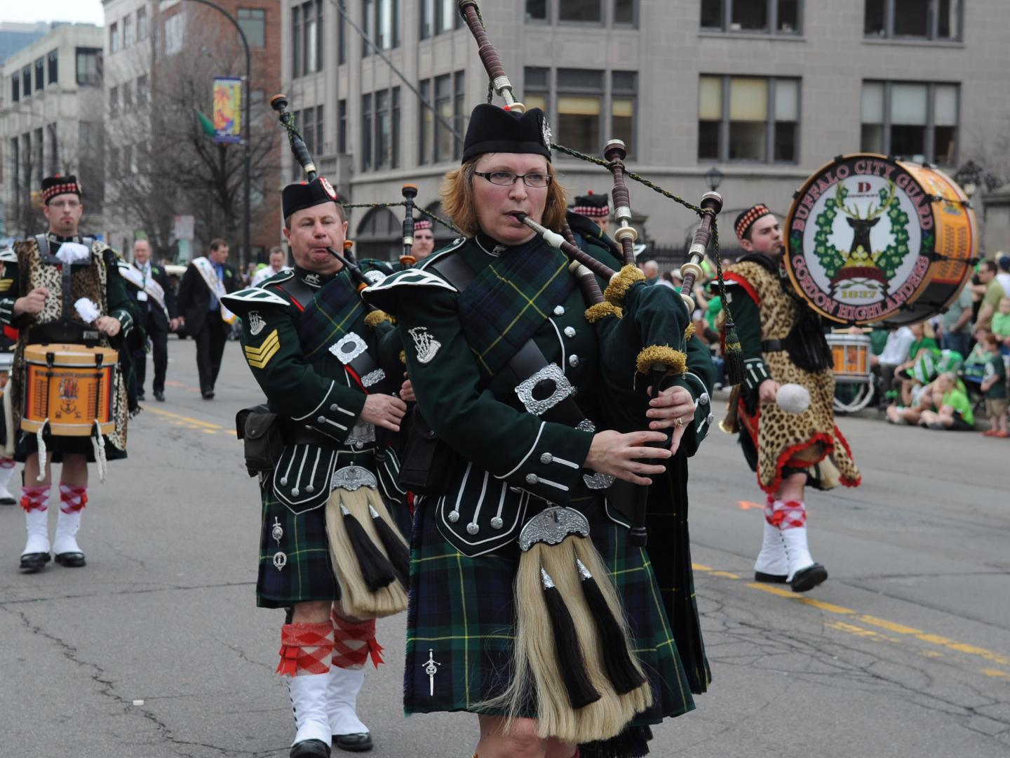 Dudelsackspieler auf der St. Patrick’s Day Parade in Buffalo Dudelsackspieler auf der St. Patrick’s Day Parade in Buffalo