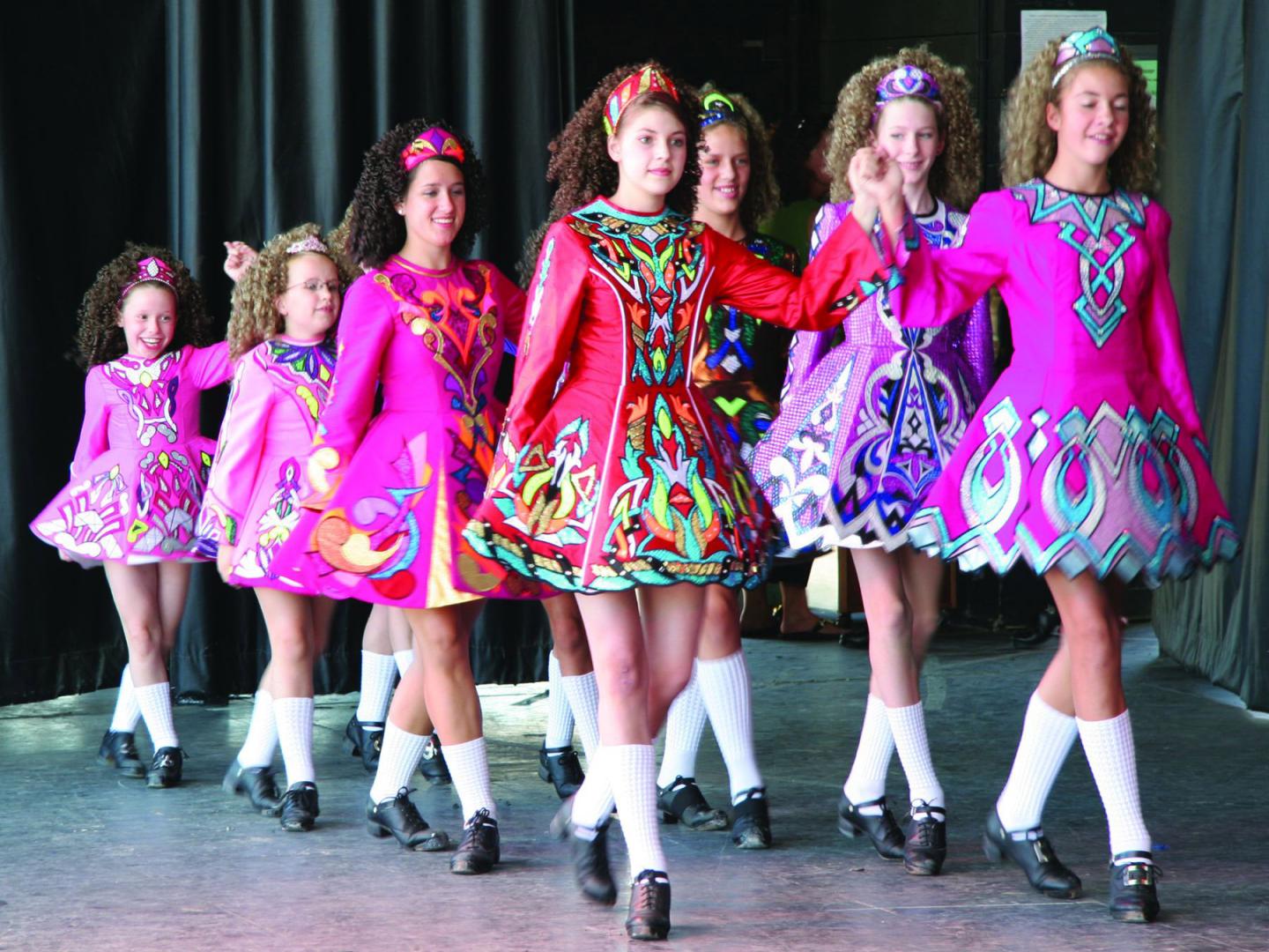 Jeunes danseuses de gigue irlandaise en costumes bigarrés lors de l’Irish Fest Jeunes danseuses de gigue irlandaise en costumes bigarrés lors de l’Irish Fest