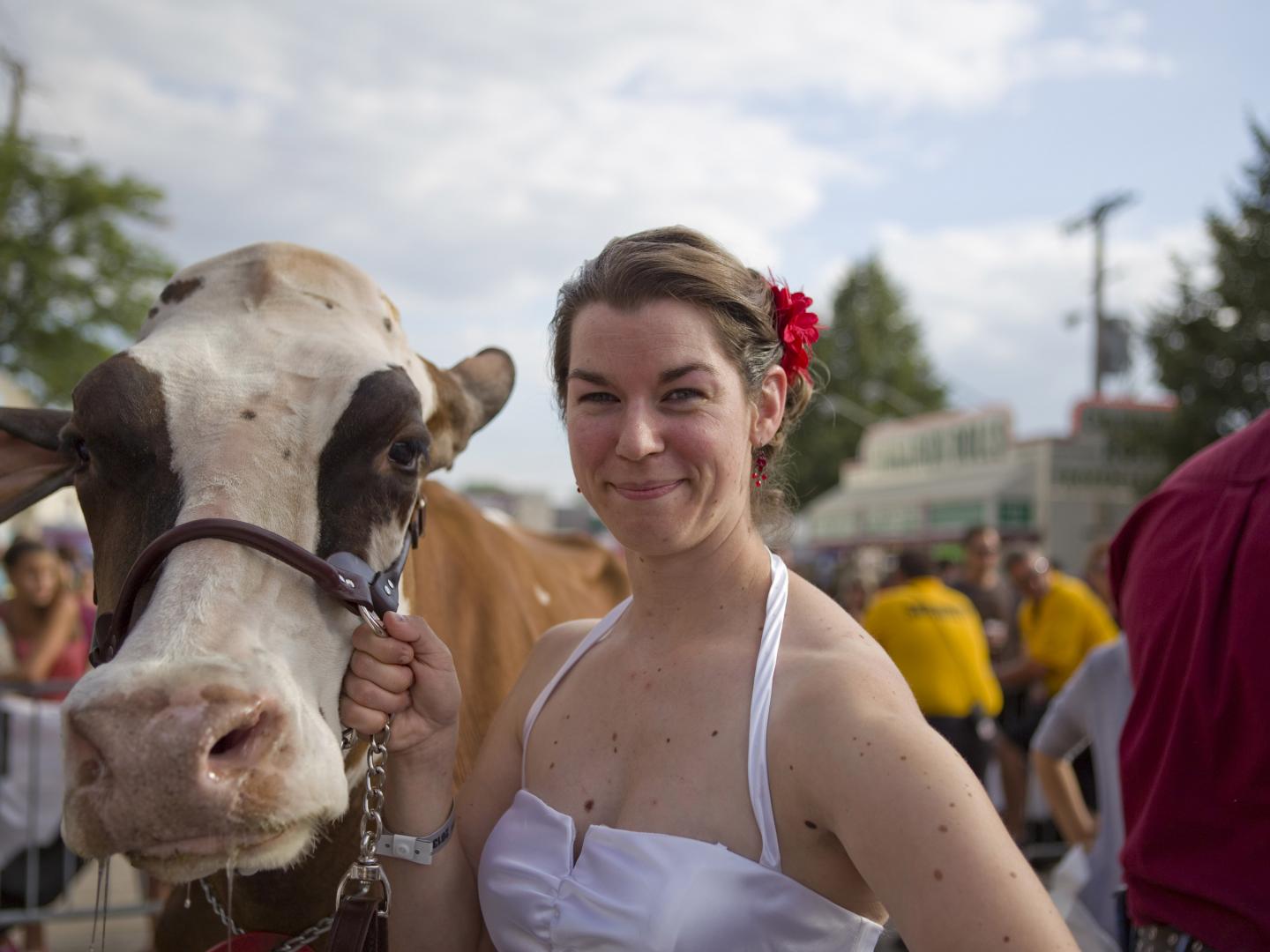 Une femme et sa vache lors de la Wisconsin State Fair Une femme et sa vache lors de la Wisconsin State Fair