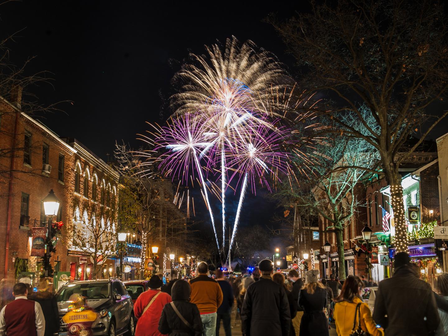 Besucher beim Feuerwerk im Rahmen der Feierlichkeiten zu First Night Alexandria Besucher beim Feuerwerk im Rahmen der Feierlichkeiten zu First Night Alexandria
