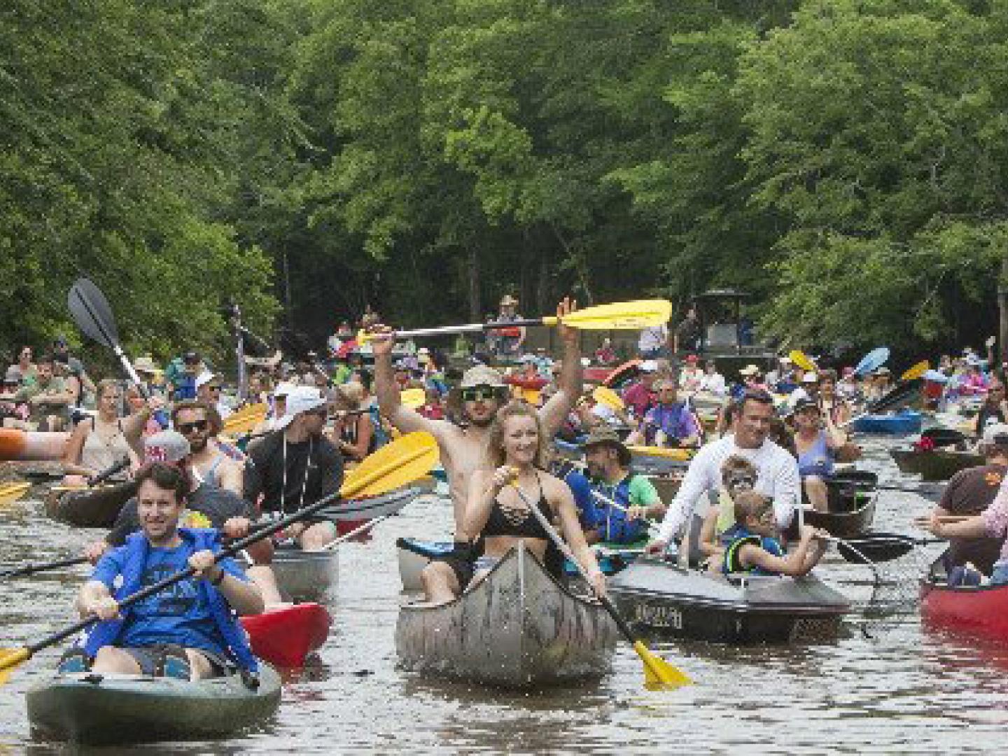 Pagayeurs tout sourire lors de la Bayou Vermilion Boat Parade Pagayeurs tout sourire lors de la Bayou Vermilion Boat Parade