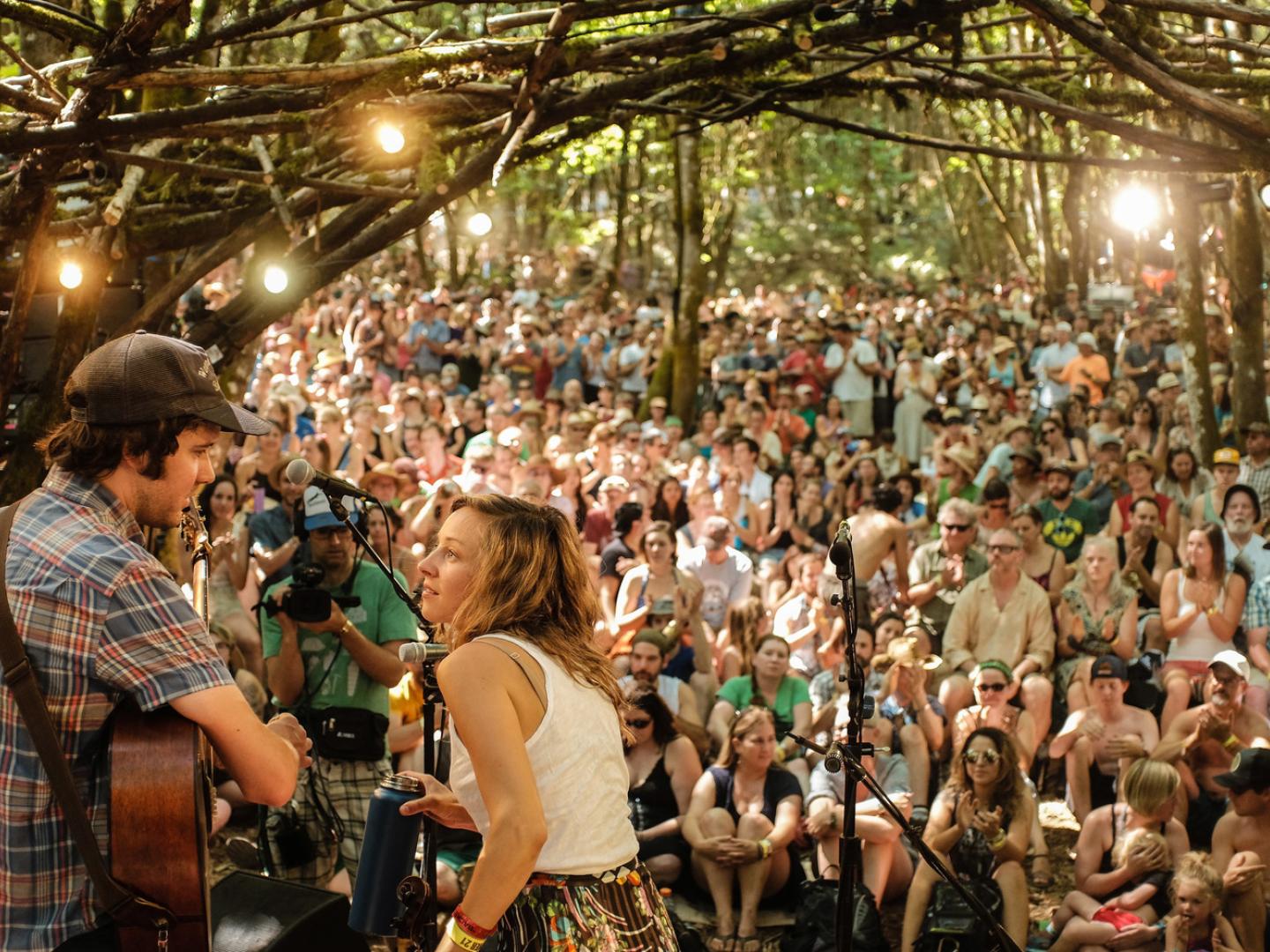 Eine Band beim Pickathon Experiential Music Festival in Happy Valley, Oregon Eine Band beim Pickathon Experiential Music Festival in Happy Valley, Oregon