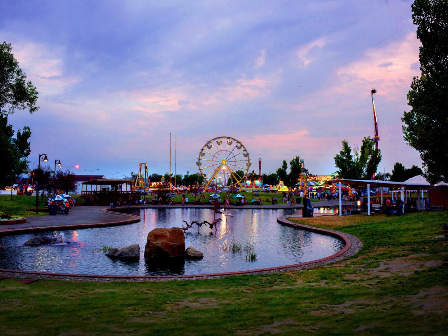La fête foraine Montana Fair au crépuscule La fête foraine Montana Fair au crépuscule
