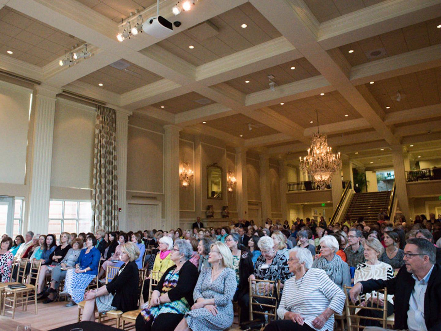 Teilnehmer einer Veranstaltung im Arkansas Governor’s Mansion im Rahmen des Six Bridges Book Festivals Teilnehmer einer Veranstaltung im Arkansas Governor’s Mansion im Rahmen des Six Bridges Book Festivals