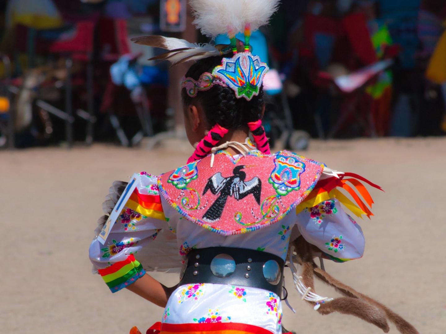 Danseuse lors de la cérémonie de la danse de l'ours de la réserve Ute Mountain Danseuse lors de la cérémonie de la danse de l'ours de la réserve Ute Mountain
