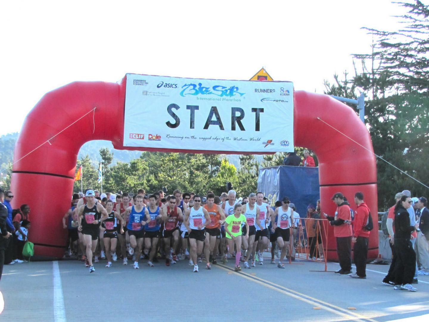 Auf die Plätze, fertig, los ... Läufer beim Big Sur International Marathon Auf die Plätze, fertig, los ... Läufer beim Big Sur International Marathon