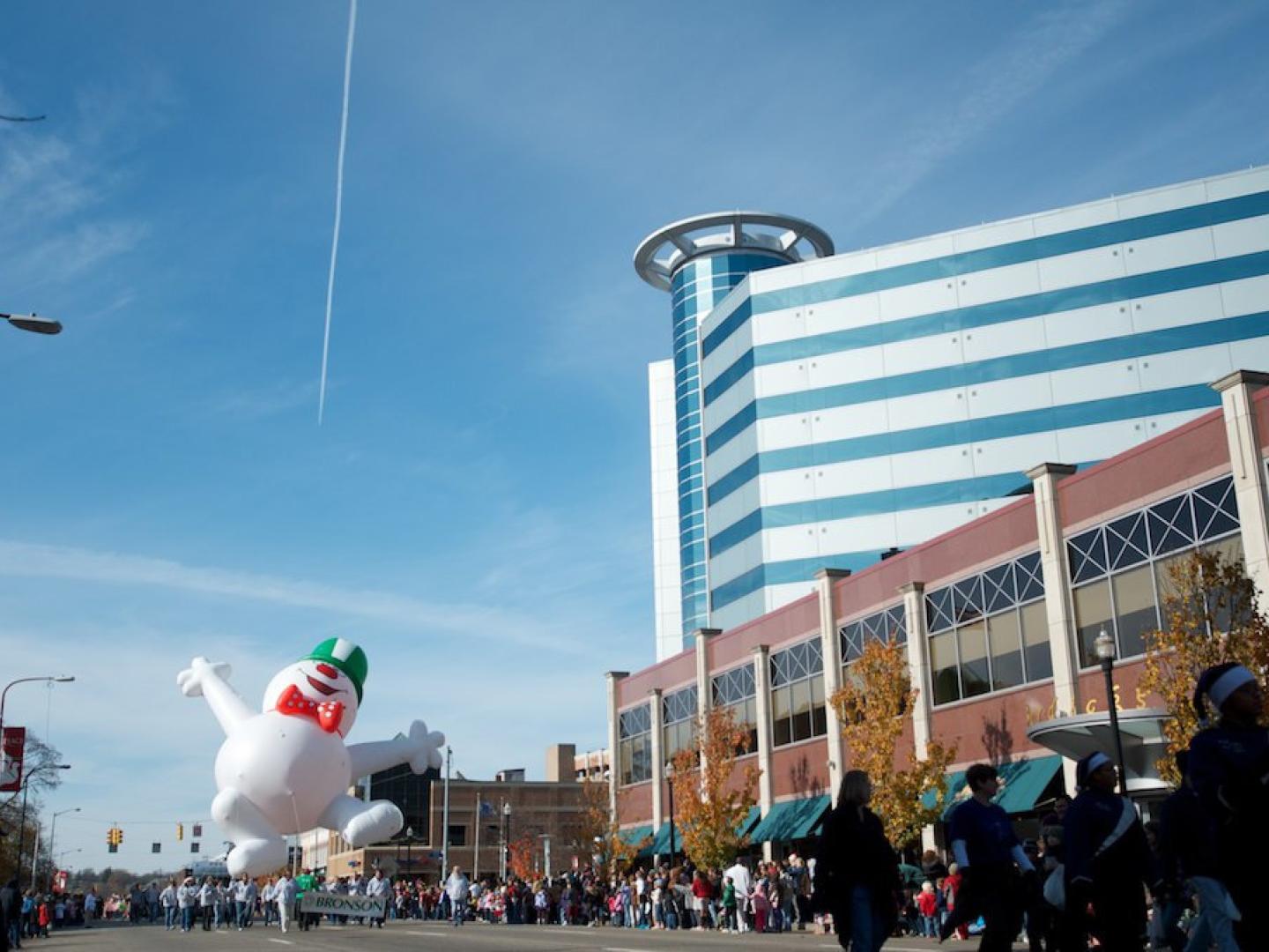 Die Feiertagsparade wird von einem fröhlichen Schneemann angeführt. Die Feiertagsparade wird von einem fröhlichen Schneemann angeführt.