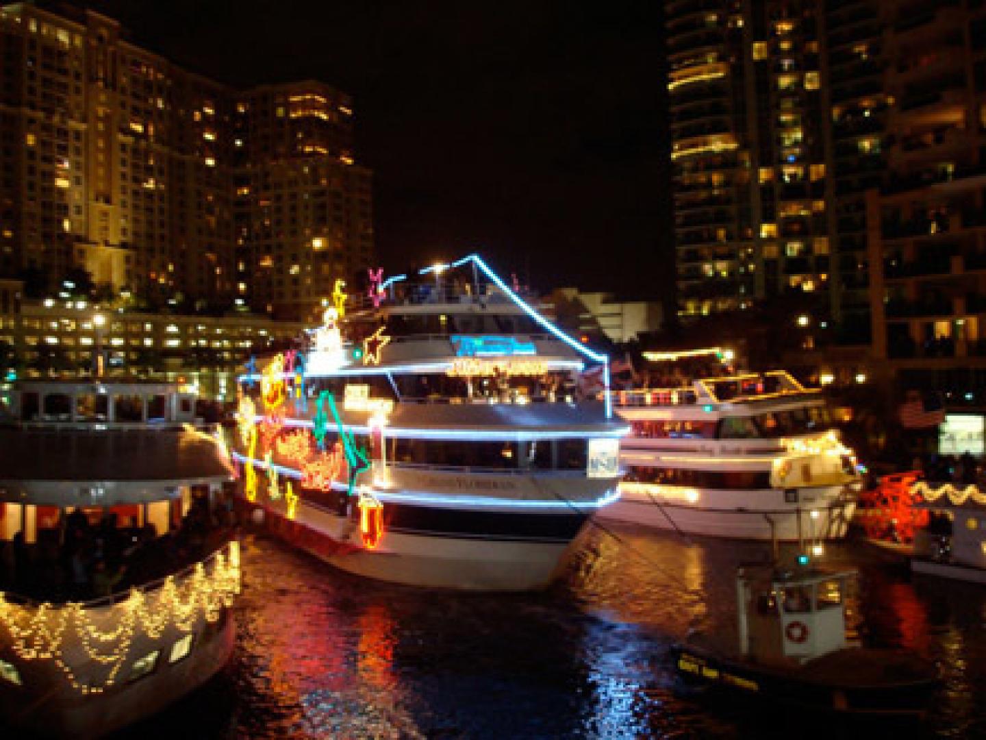 L’un des bateaux hauts en couleur de la Winterfest Boat Parade L’un des bateaux hauts en couleur de la Winterfest Boat Parade