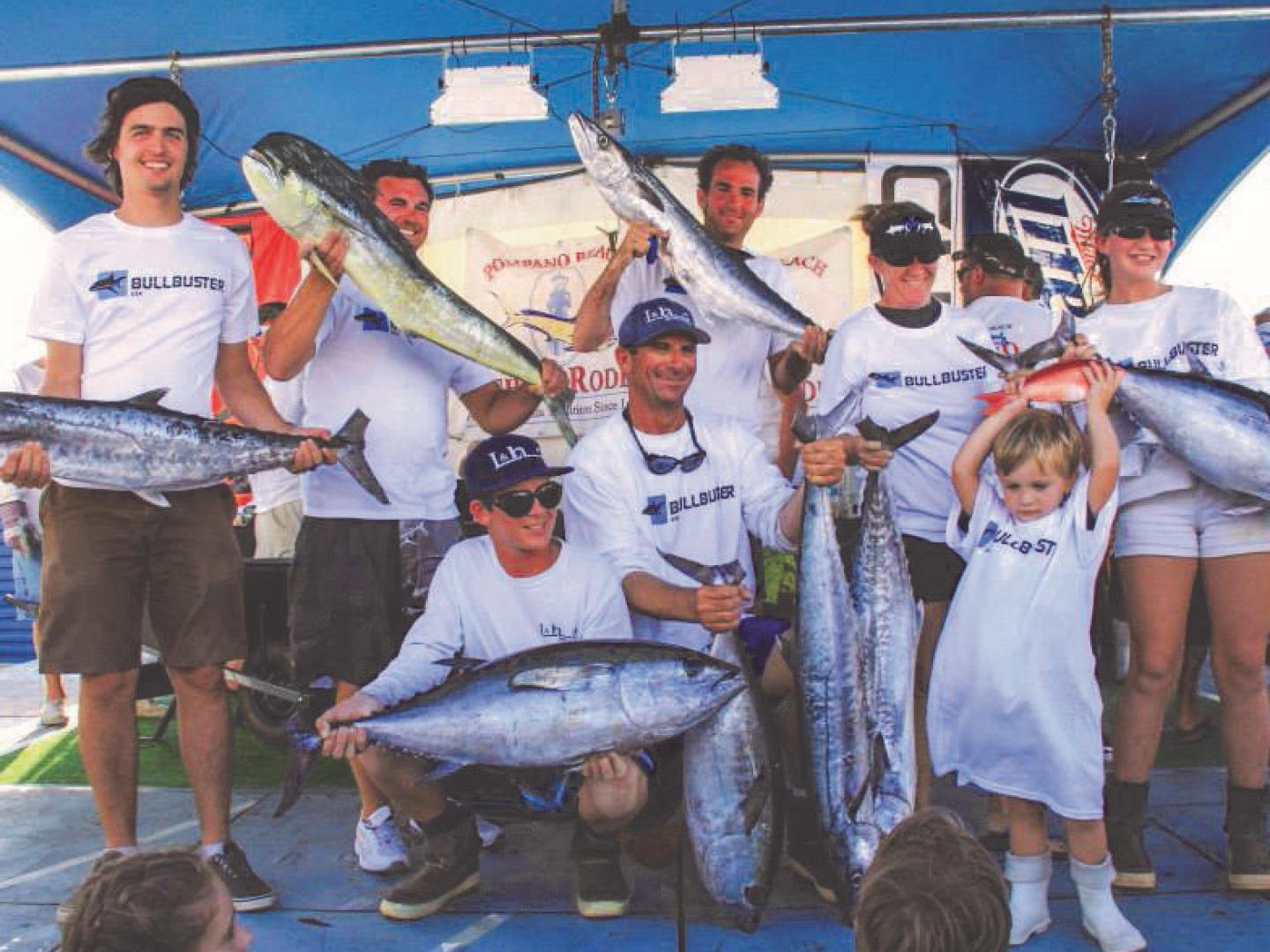 Pêcheurs exhibant fièrement leurs prises lors du Pompano Beach Fishing Rodeo Pêcheurs exhibant fièrement leurs prises lors du Pompano Beach Fishing Rodeo