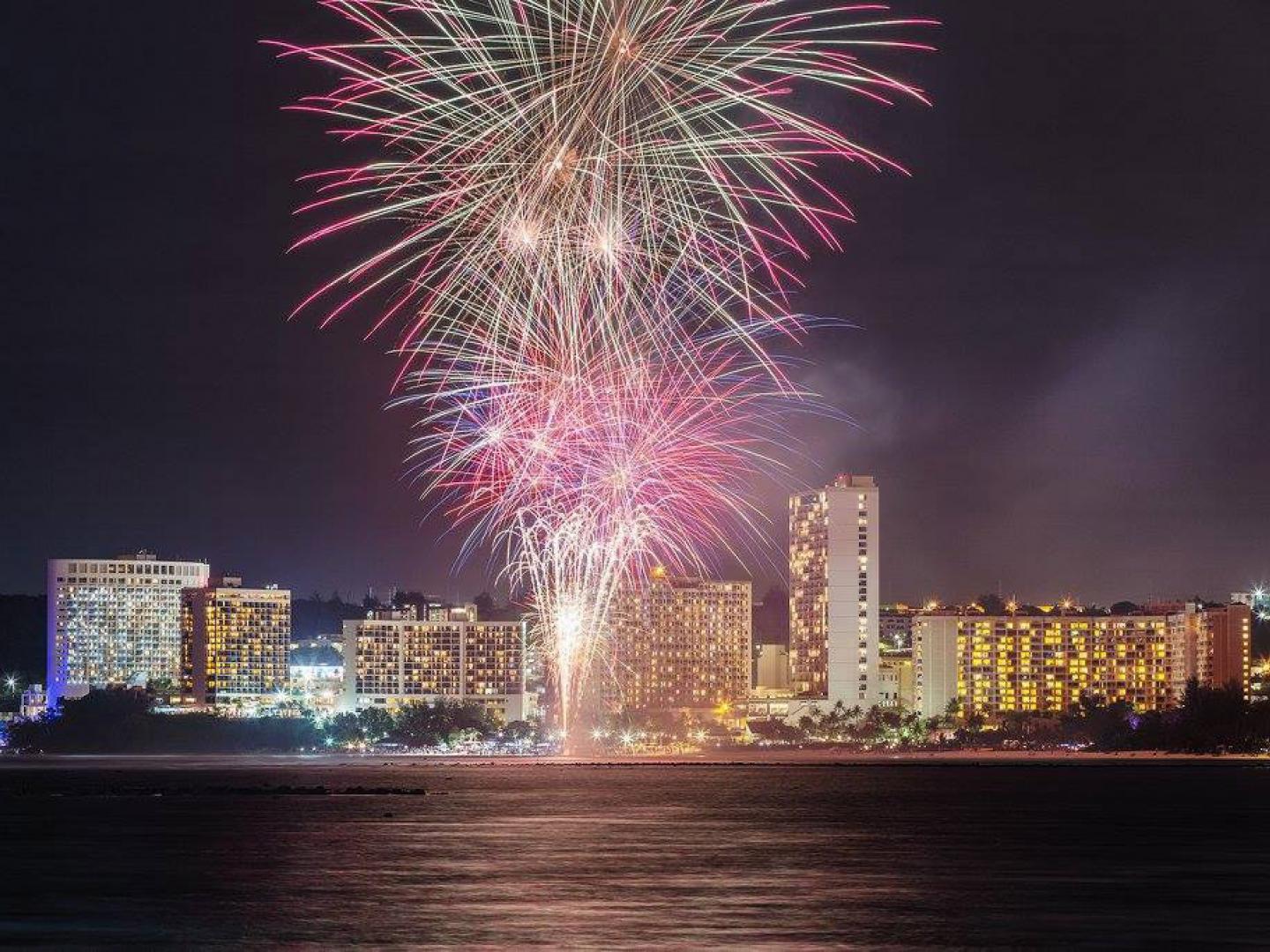 Spektakuläres Neujahrsfeuerwerk des Guam Visitors Bureaus über der Bucht von Guam Spektakuläres Neujahrsfeuerwerk des Guam Visitors Bureaus über der Bucht von Guam
