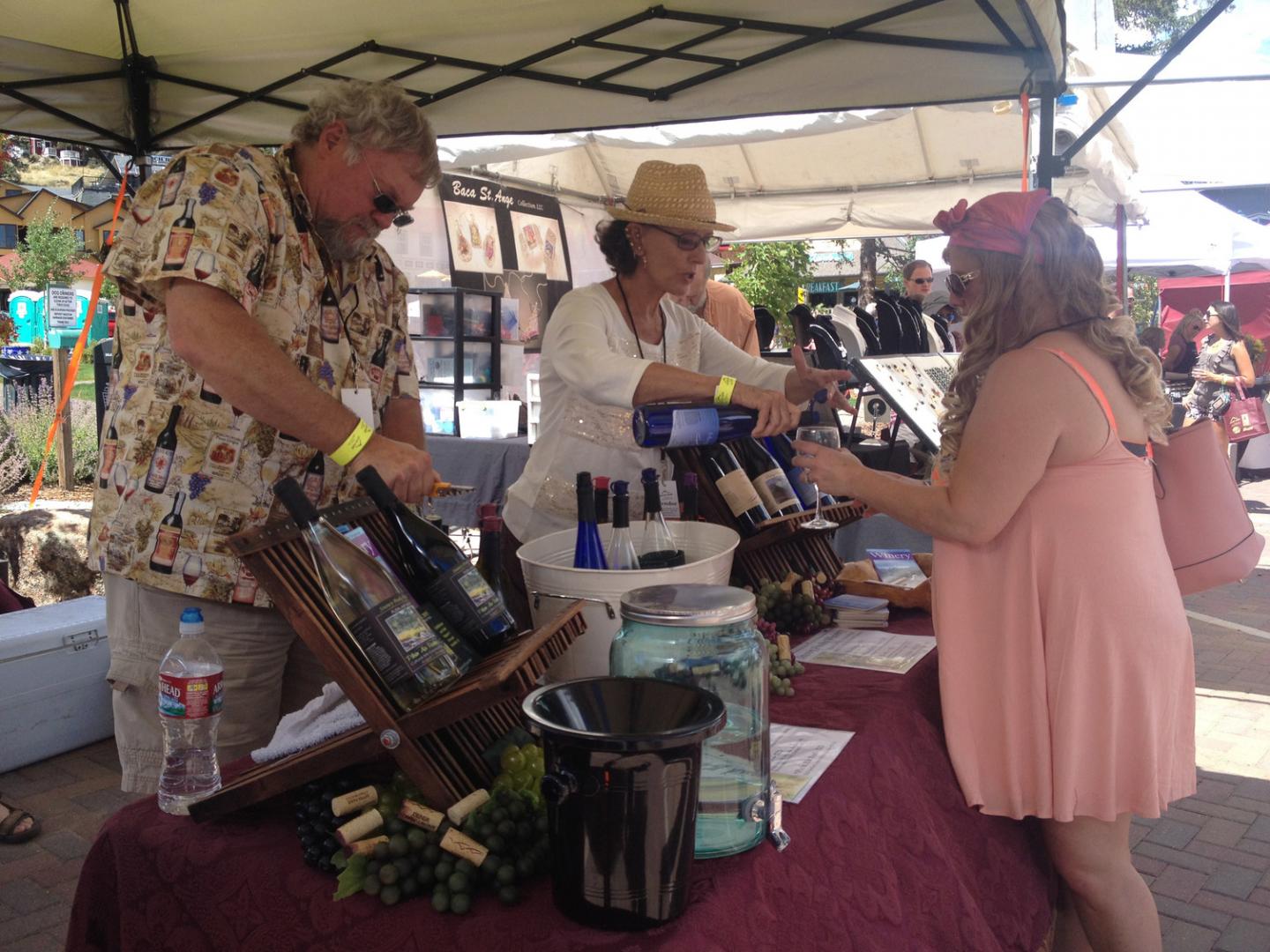 Beim Estes Park Wine Festival könnt ihr euch durch Weinproben aus über 20 Weinkellereien in Colorado probieren. Beim Estes Park Wine Festival könnt ihr euch durch Weinproben aus über 20 Weinkellereien in Colorado probieren.
