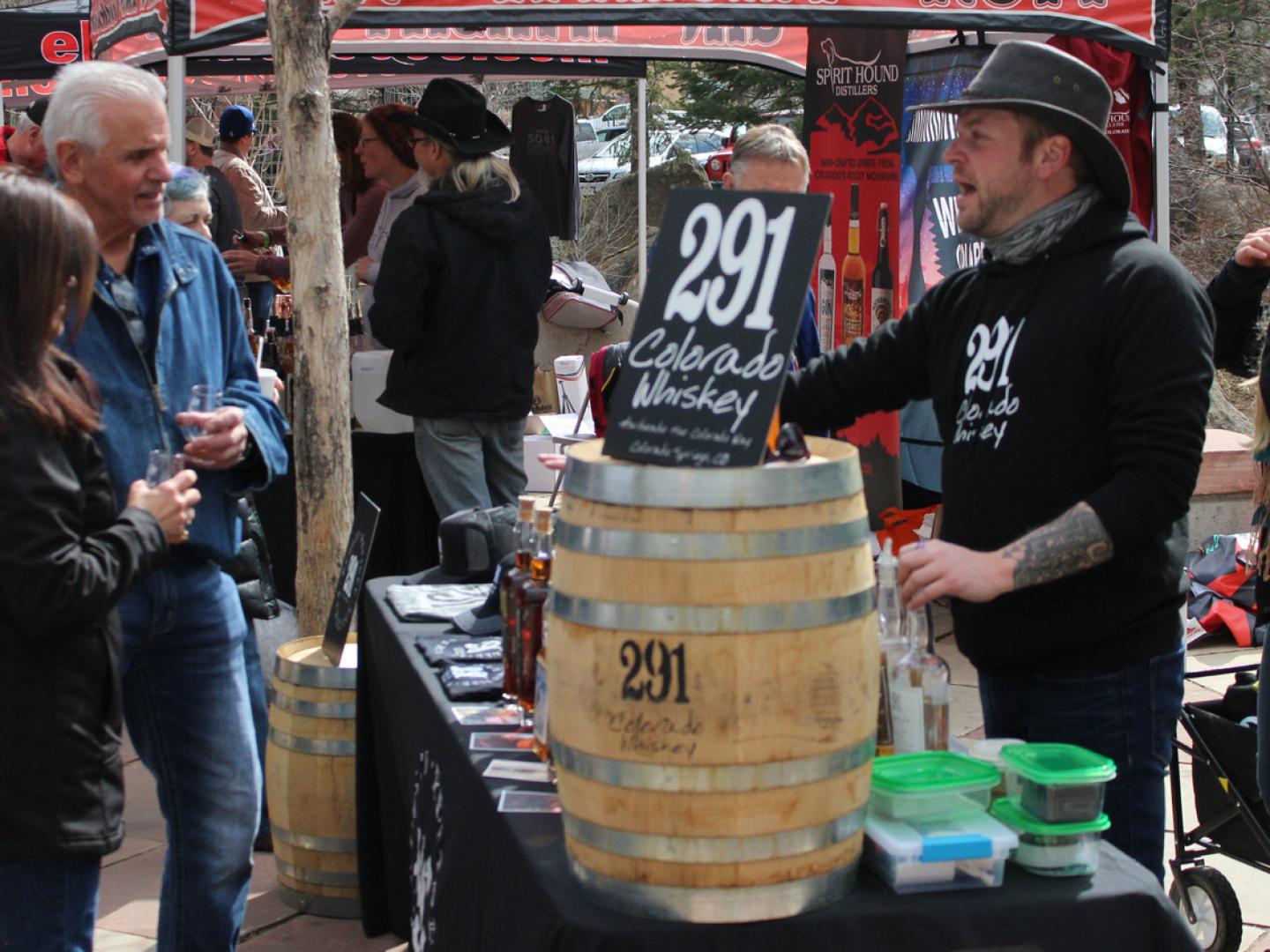 Kostproben aus verschiedenen örtlichen Destillerien beim Whiskey Warm Up in Estes Park Kostproben aus verschiedenen örtlichen Destillerien beim Whiskey Warm Up in Estes Park