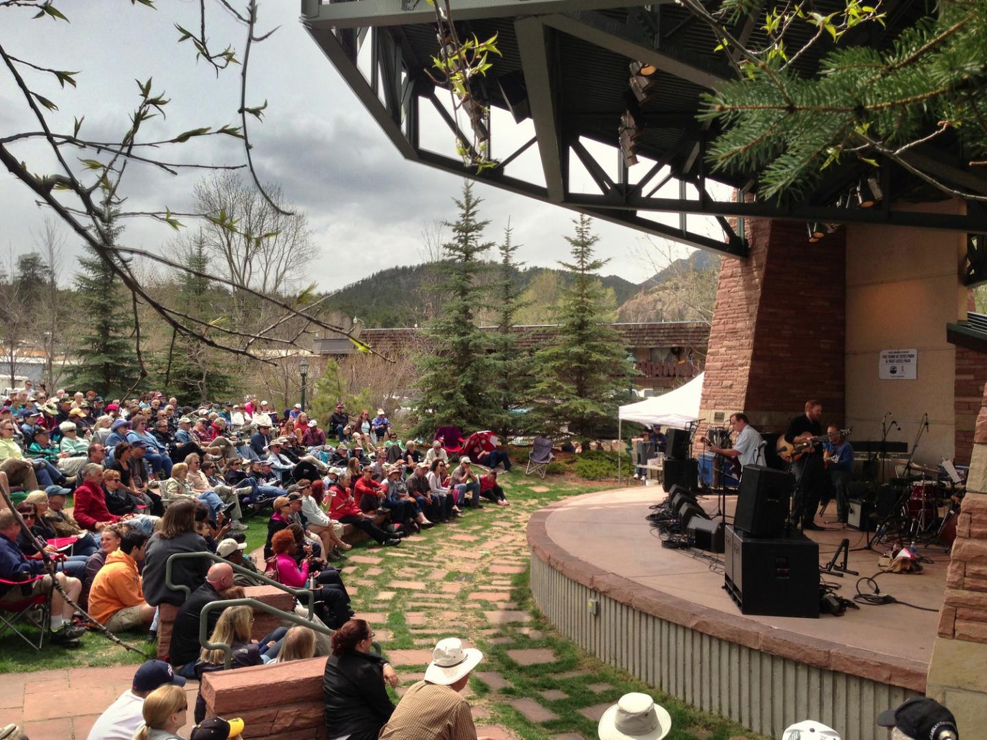 Beim Estes Park Jazz Fest wird ein Wochenende lang Kunst, Kultur und Musik geboten. Beim Estes Park Jazz Fest wird ein Wochenende lang Kunst, Kultur und Musik geboten.