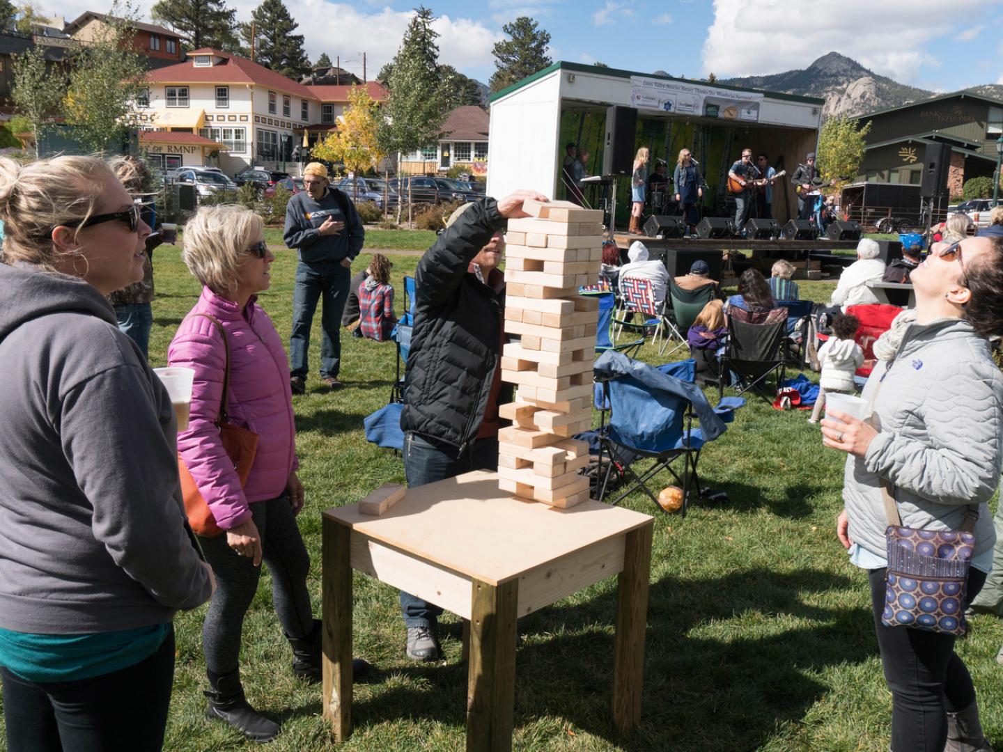 Das Autumn Gold Festival begrüßt den Herbst mit Spielen, Musik, Essen und Bier. Das Autumn Gold Festival begrüßt den Herbst mit Spielen, Musik, Essen und Bier.