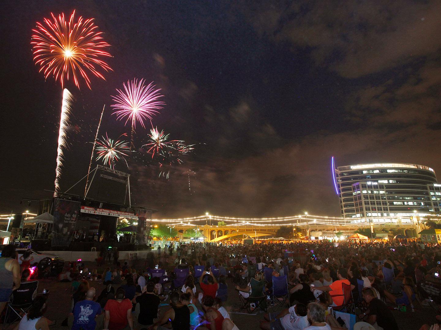 Spektakuläres Feuerwerk am 4. Juli in Tempe, Arizona Spektakuläres Feuerwerk am 4. Juli in Tempe, Arizona