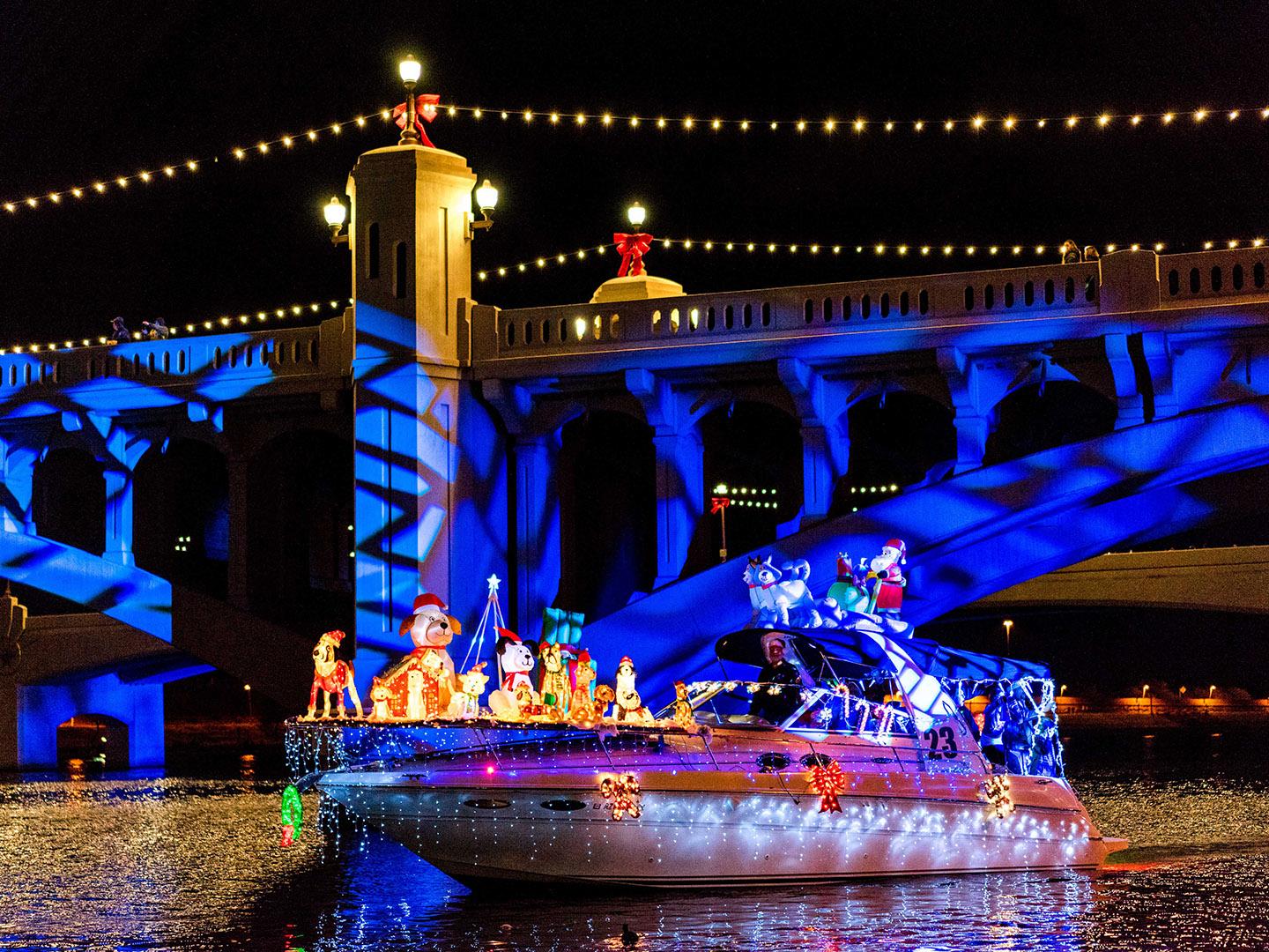 Ein mit Lichtern geschmücktes Boot bei der Fantasy of Lights Boat Parade in Tempe, Arizona Ein mit Lichtern geschmücktes Boot bei der Fantasy of Lights Boat Parade in Tempe, Arizona