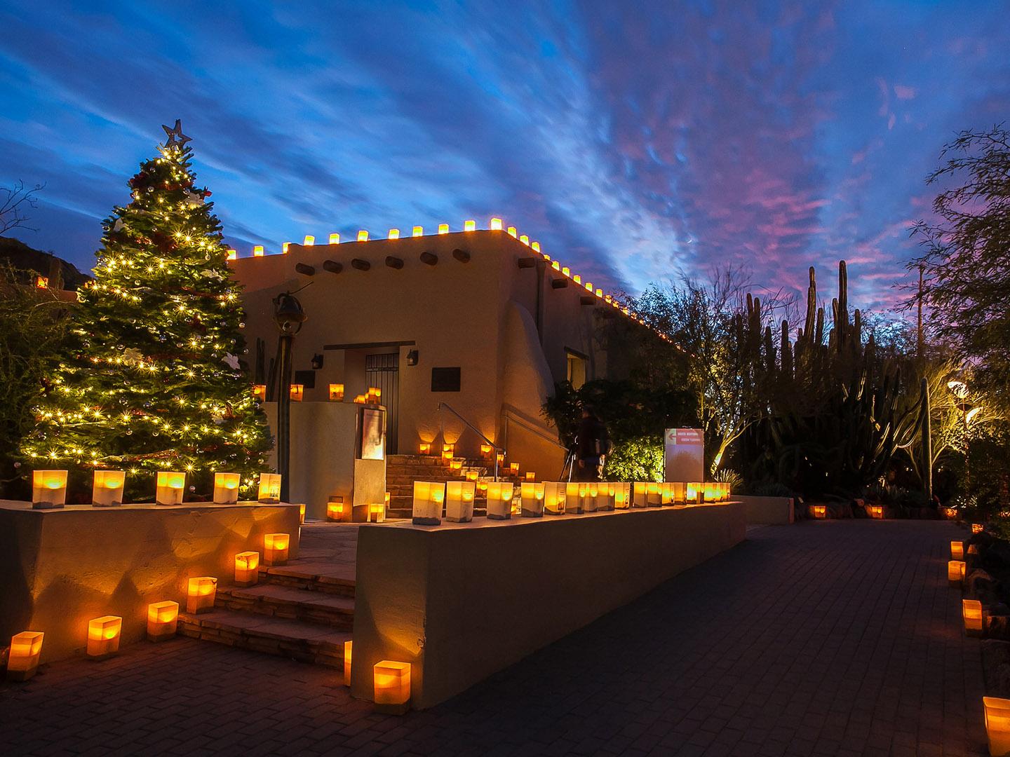 Lichterpracht in Tempe, Arizona, beim alljährlichen Las Noches de Luminarias Lichterpracht in Tempe, Arizona, beim alljährlichen Las Noches de Luminarias