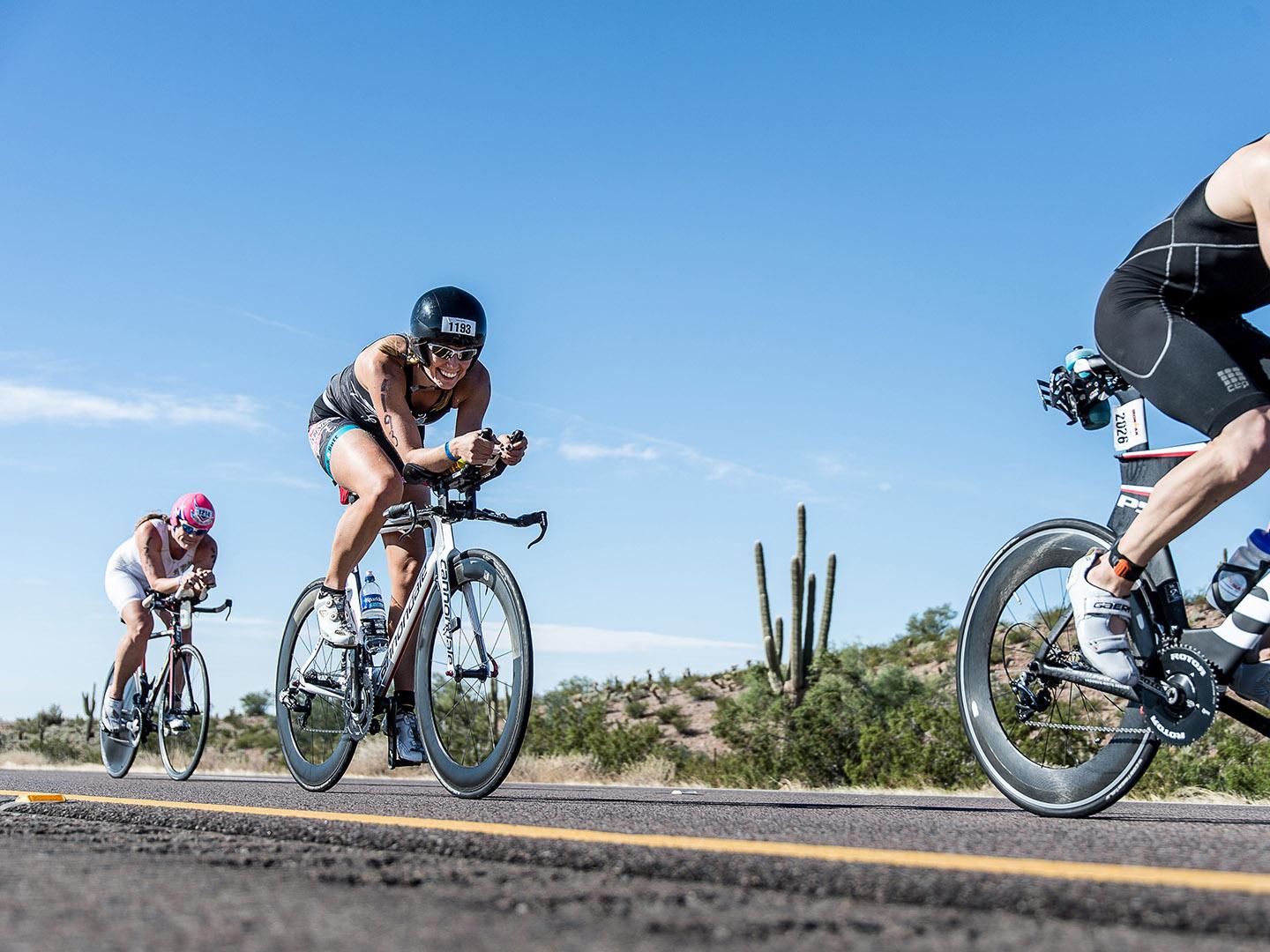 Fahrradrennen durch die karge Wüstenlandschaft beim Ironman Arizona Fahrradrennen durch die karge Wüstenlandschaft beim Ironman Arizona
