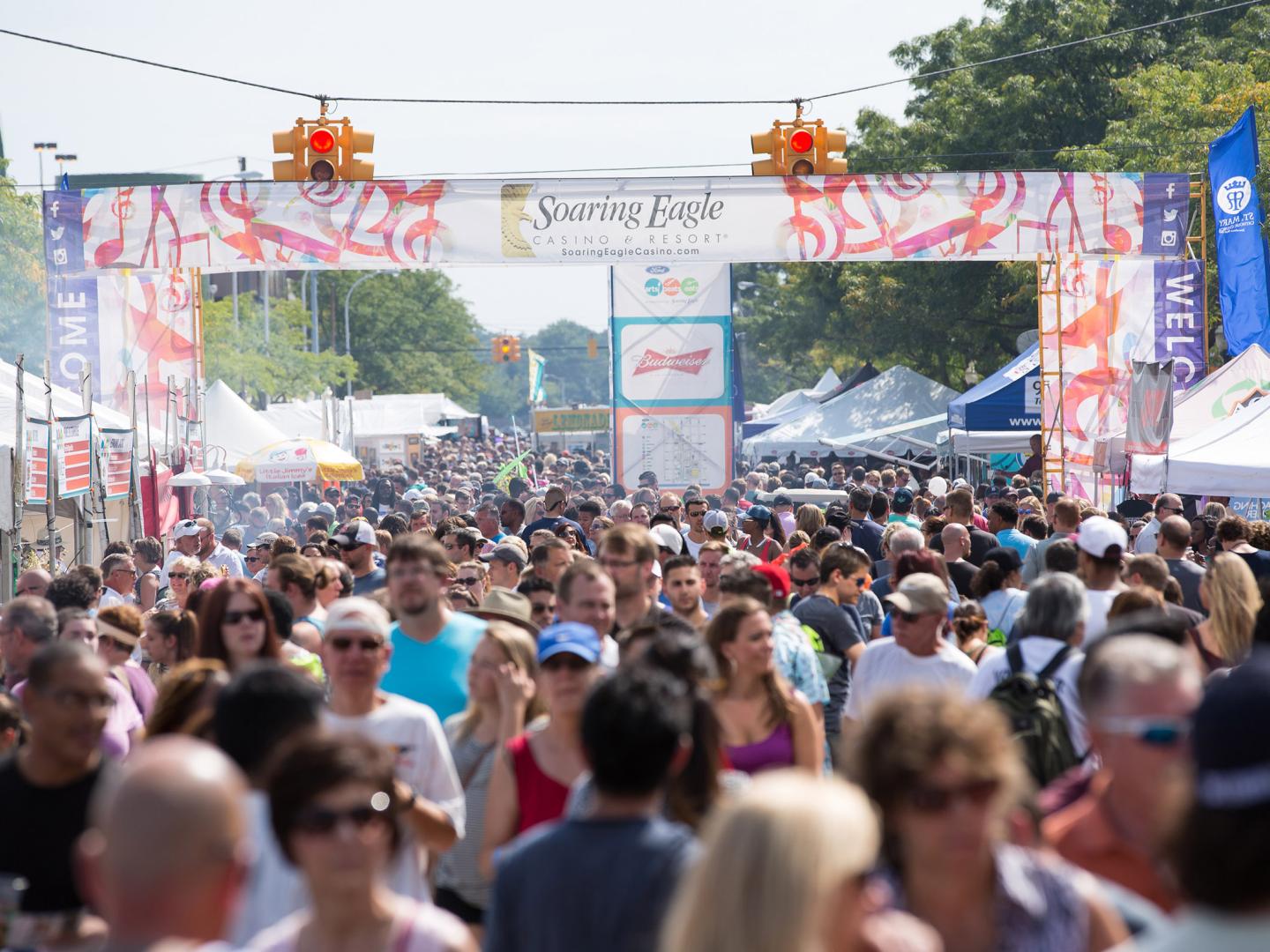 Besucher beim Gastro-, Musik- und Kunstfestival Arts, Beats & Eats Besucher beim Gastro-, Musik- und Kunstfestival Arts, Beats & Eats
