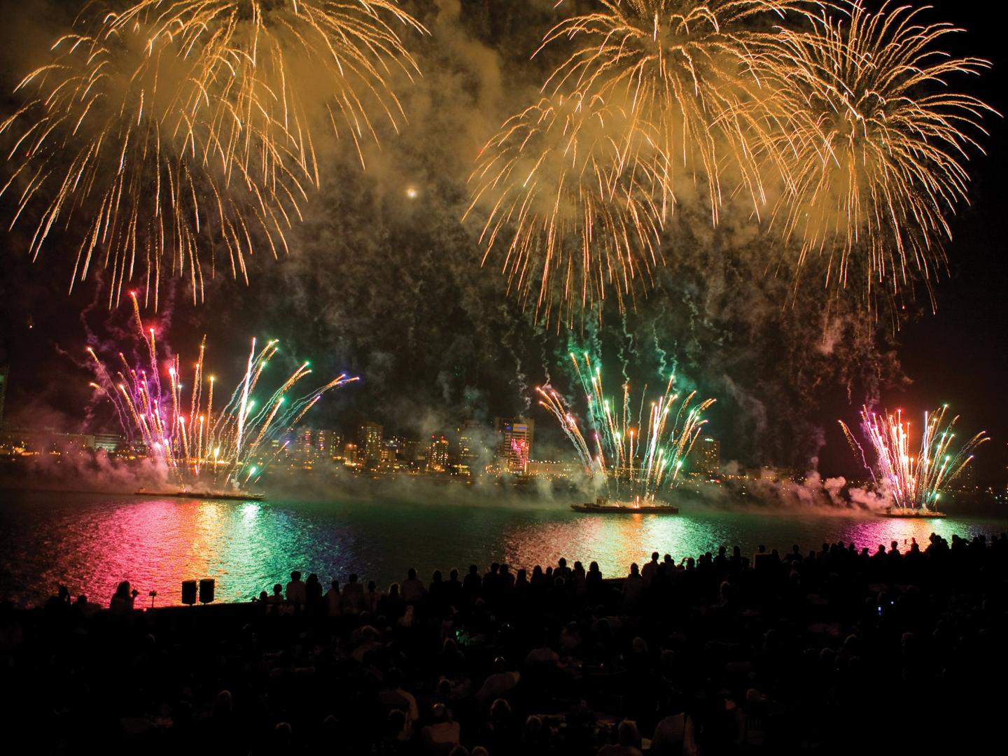 Feuerwerksshow über dem Detroit River zum Auftakt der Feierlichkeiten zum Unabhängigkeitstag Feuerwerksshow über dem Detroit River zum Auftakt der Feierlichkeiten zum Unabhängigkeitstag