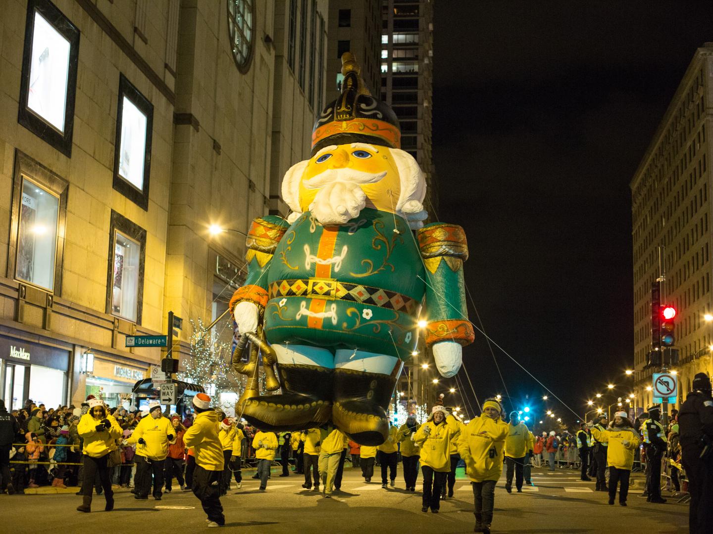 Parade zum offiziellen Einschalten der Weihnachtsbeleuchtung beim Magnificent Mile Lights Festival Parade zum offiziellen Einschalten der Weihnachtsbeleuchtung beim Magnificent Mile Lights Festival