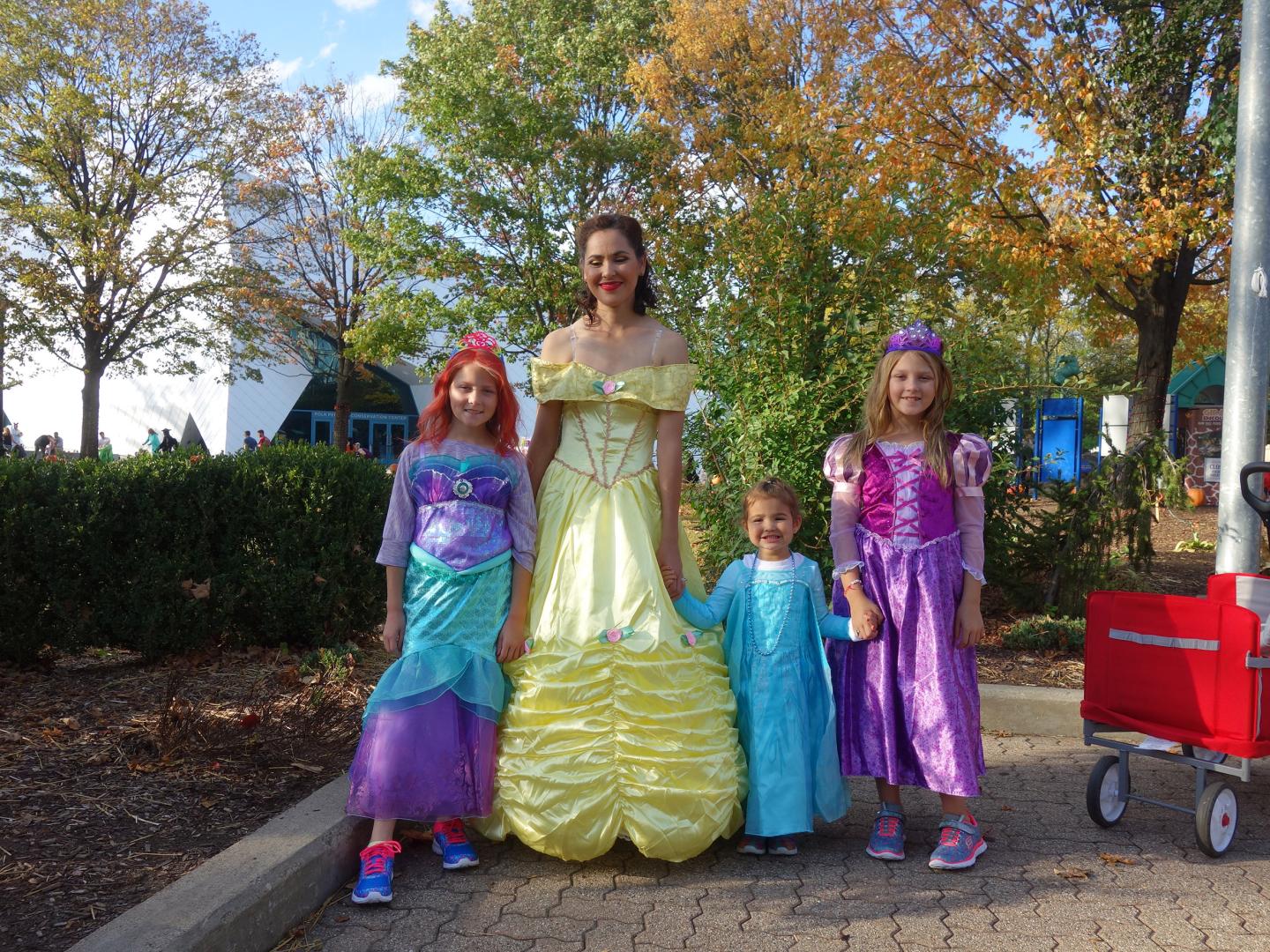 Kostümierte Besucher beim Halloween-Event Detroit Zoo Boo Kostümierte Besucher beim Halloween-Event Detroit Zoo Boo