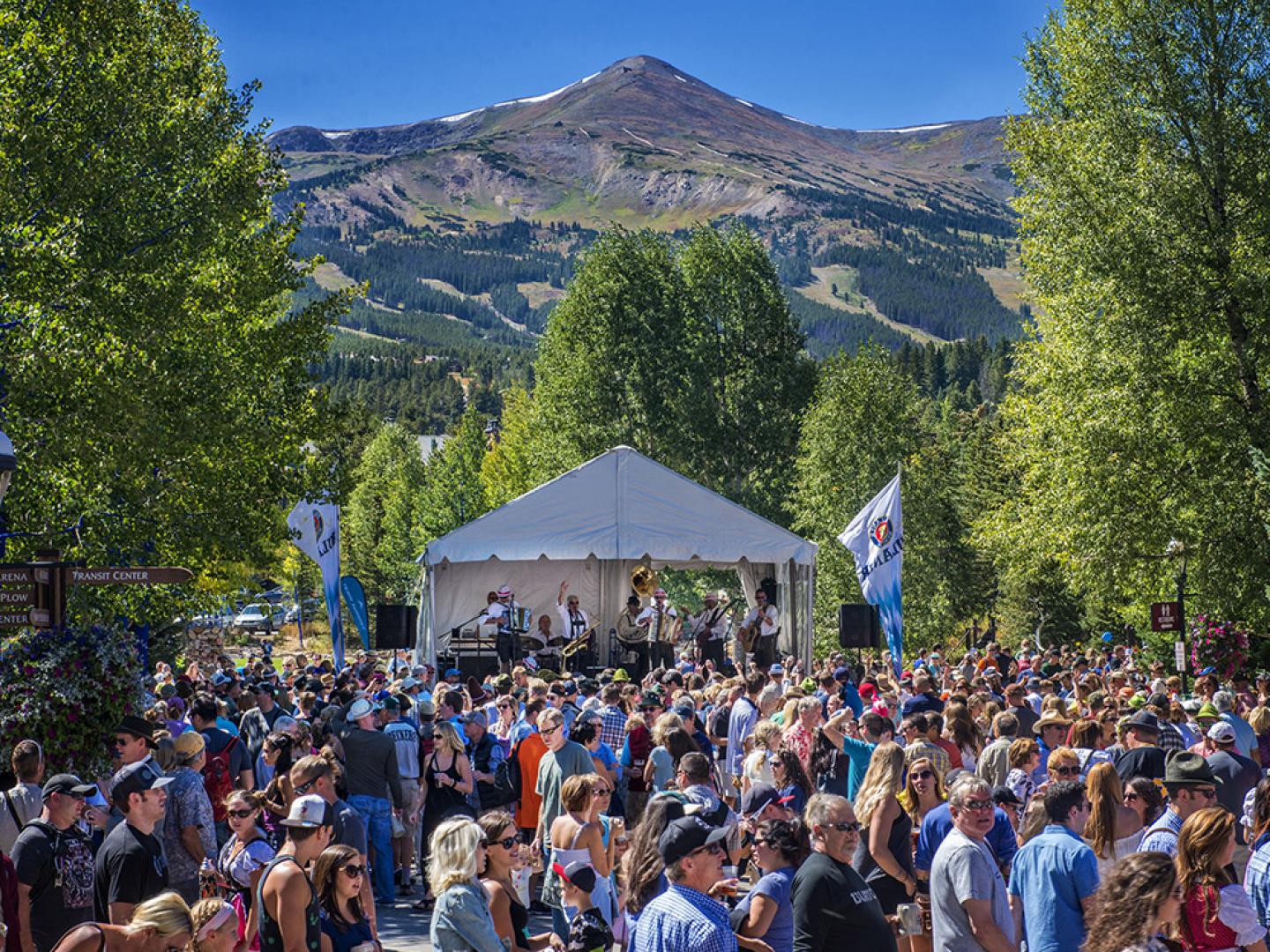 Oktoberfestbesucher am Fuß der Berge Oktoberfestbesucher am Fuß der Berge