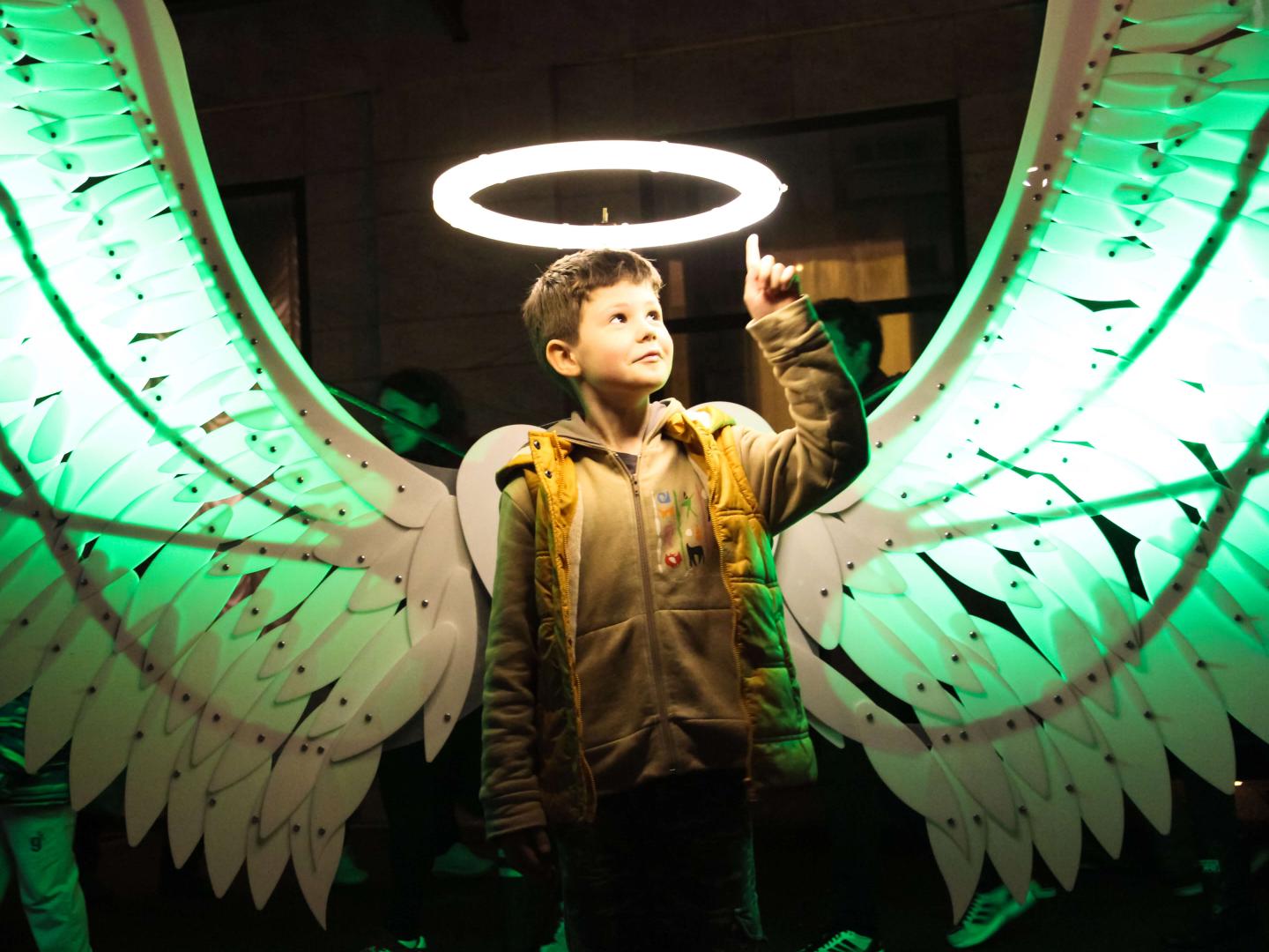 Bunte Lichtinstallation bei WAVE: Light + Water + Sound Bunte Lichtinstallation bei WAVE: Light + Water + Sound