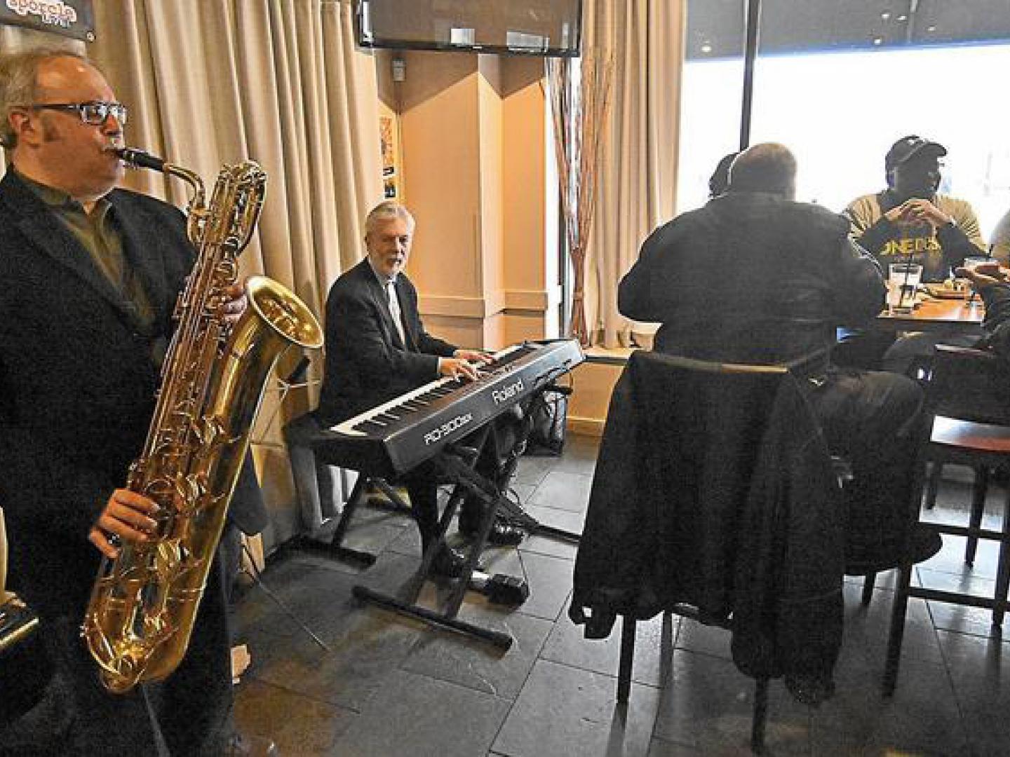 Livemusik in einem Restaurant im Rahmen von Jazz Thaw Livemusik in einem Restaurant im Rahmen von Jazz Thaw