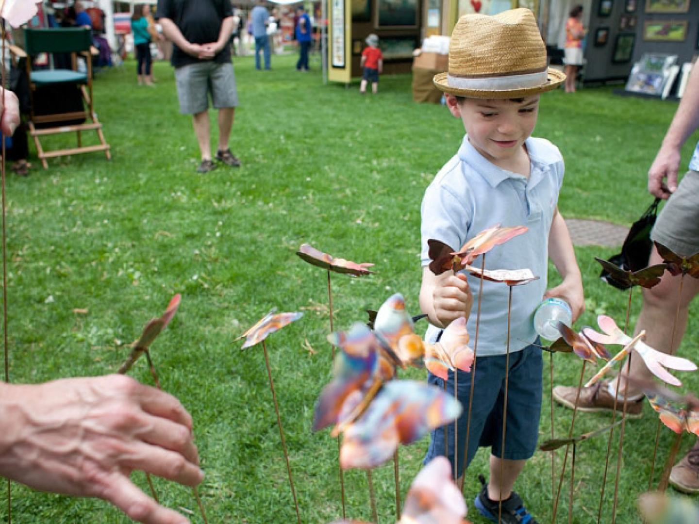 Besucher auf dem Riverside Arts Weekend Besucher auf dem Riverside Arts Weekend