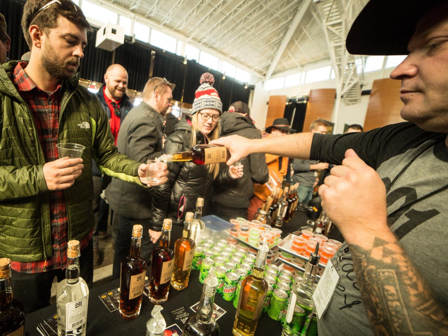 Anstehen für Kostproben beim Breckenridge Craft Spirits Festival Anstehen für Kostproben beim Breckenridge Craft Spirits Festival