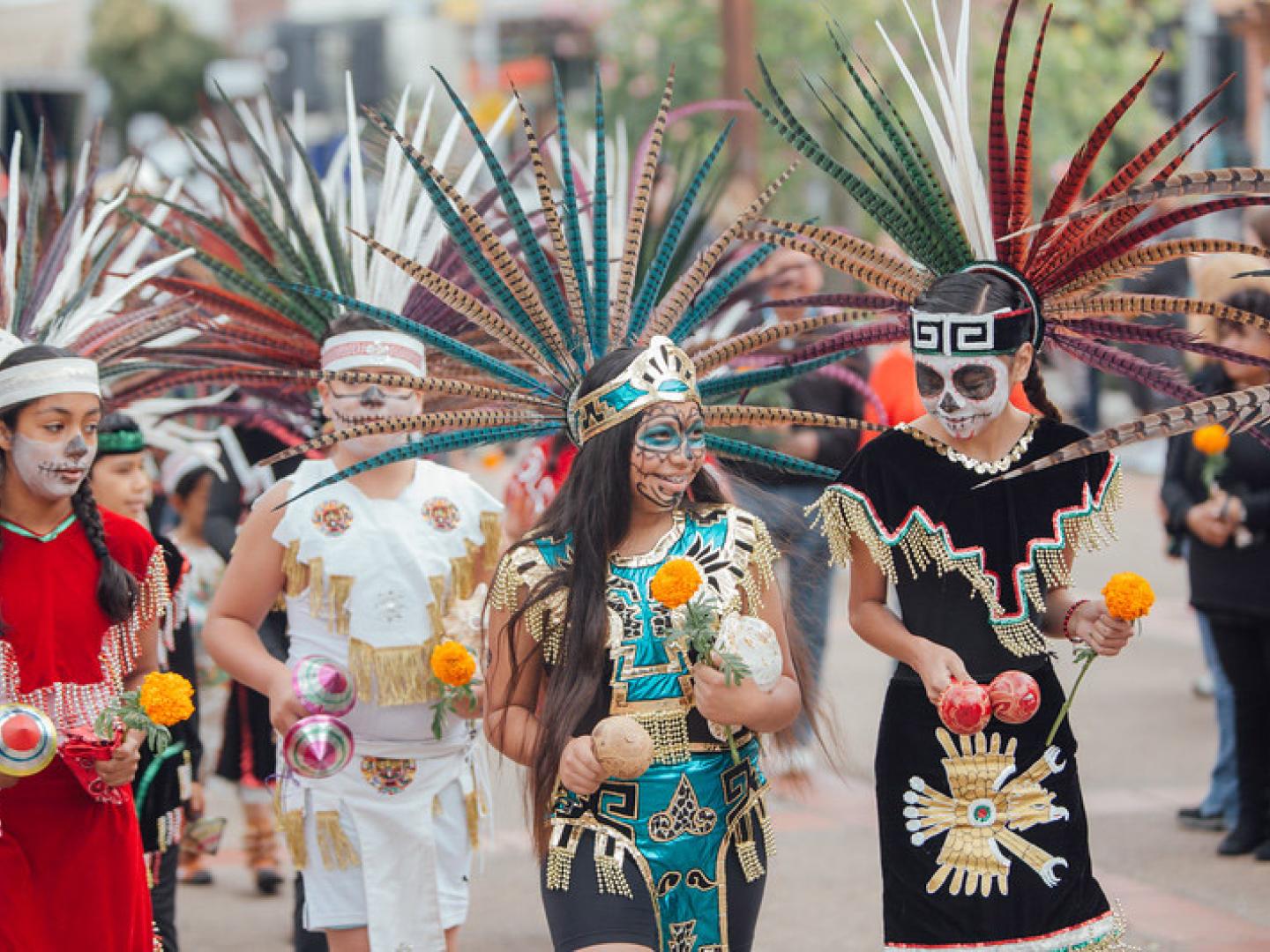 Kostümierte Teilnehmer der Parade zum Dia de Los Muertos, San Luis Obispo Kostümierte Teilnehmer der Parade zum Dia de Los Muertos, San Luis Obispo