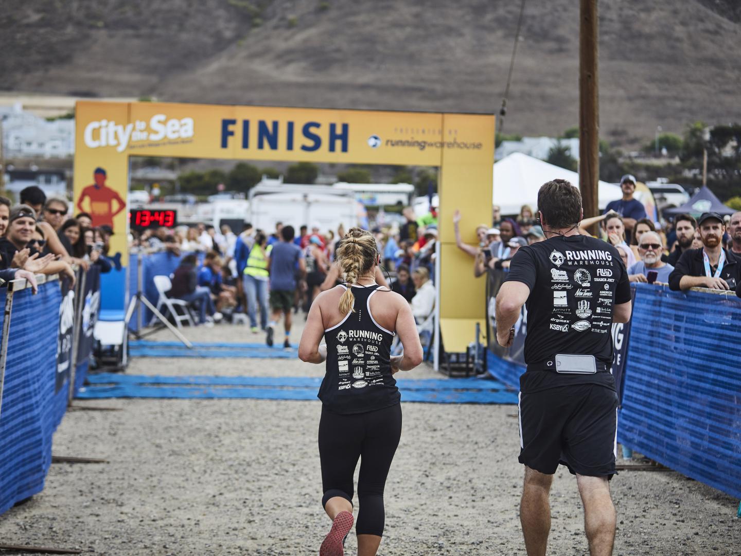 Zieleinlauf am Strand beim „City to Sea“-Halbmarathon in San Luis Obispo, Kalifornien Zieleinlauf am Strand beim „City to Sea“-Halbmarathon in San Luis Obispo, Kalifornien
