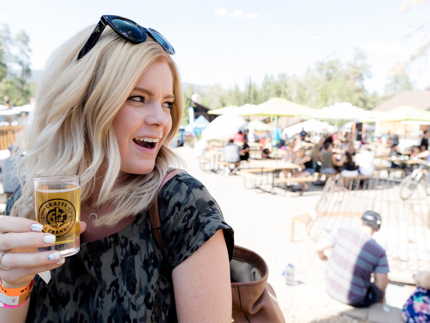 Frisches Craft-Bier beim Crafts N Cranks Bike & Beer Festival am Snow Summit am Big Bear Lake Frisches Craft-Bier beim Crafts N Cranks Bike & Beer Festival am Snow Summit am Big Bear Lake