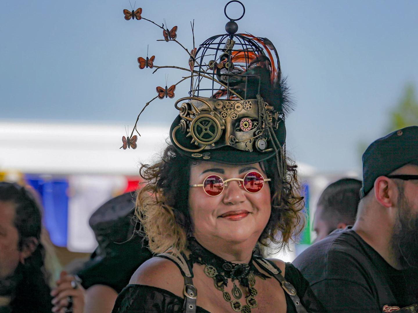 Kostümierte Besucherin des Oxnard Steampunk Festivals in Kalifornien Kostümierte Besucherin des Oxnard Steampunk Festivals in Kalifornien